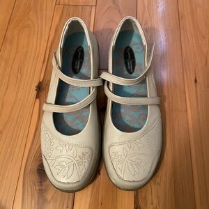 Aetrex leather orthotic shoes. White and beige with stitched floral pattern